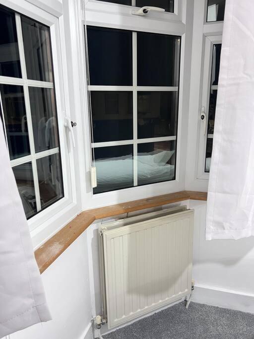 Spacious 3 Bed Flat - Beach Nearby - No Pets Southend-on-Sea Ngoại thất bức ảnh