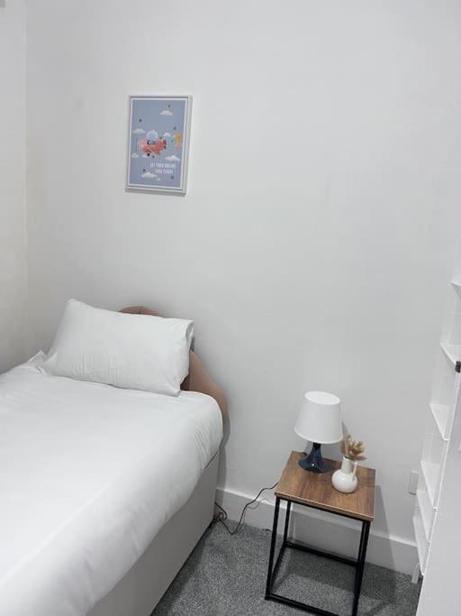 Spacious 3 Bed Flat - Beach Nearby - No Pets Southend-on-Sea Ngoại thất bức ảnh